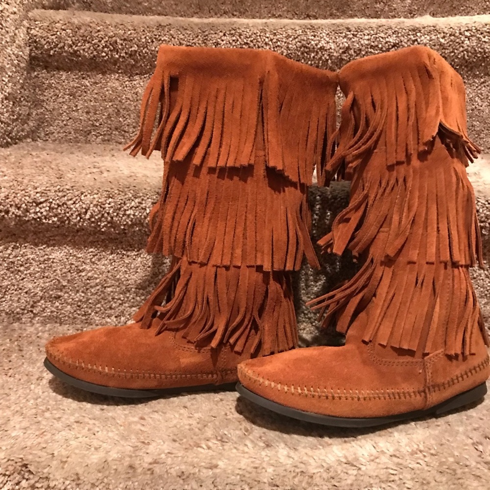 Minnetonka Boots Brown 3 layers of fringe size 6 New Condition